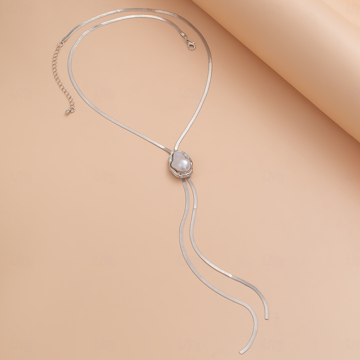 2025年 不規則なパールペンダントが付いたレディースのロングゴールドラリアットネックレス。デートやパーティー、イブニングウェアにぴったりのエレガントなステートメントジュエリーです。  コレクション – $11.99 –P4