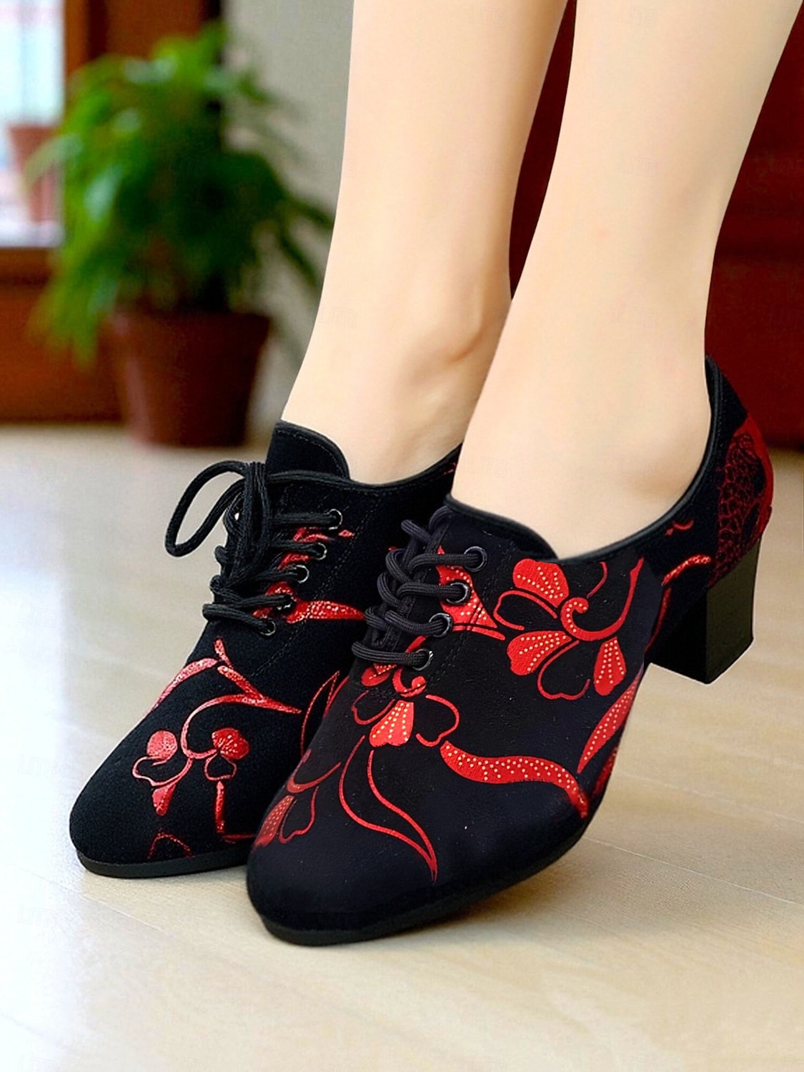 Sapatos de dança femininos com cadarço e flores pretas e vermelhas - salto grosso, sapatos profissionais para prática de salão de baile para dançarinas e treinamento latino de 2025 por $34.99 –P1