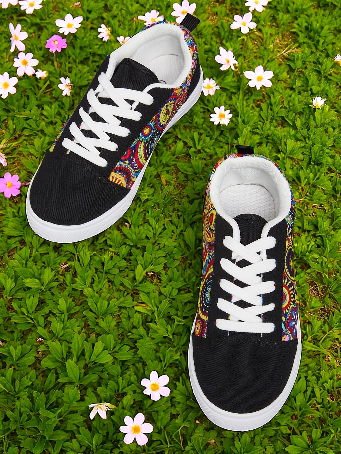 Baskets en toile colorées pour femmes – chaussures à lacets décontractées et légères avec un imprimé artistique vibrant, parfaites pour la marche, les voyages et le style urbain au quotidien de 2025 ? $24.99 –P3