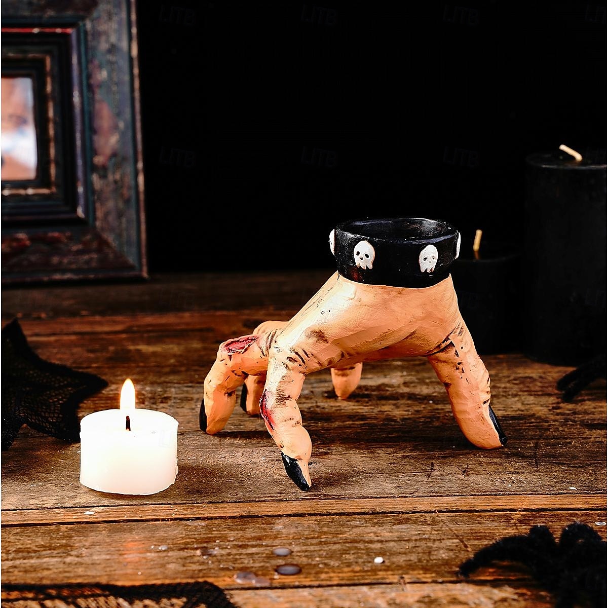 Portacandele a forma di mano di zombie per Halloween, scultura in resina da 4 pollici con base per candele a forma di mano mozzata, inquietante accessorio di scena per casa infestata per feste o del 2025 a $18.99 –P4