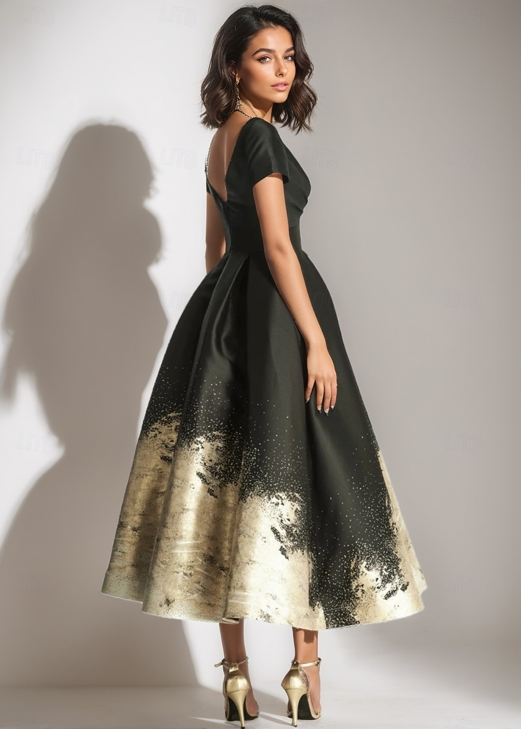 Schwarzes, goldenes A-Linien-Cocktailkleid, elegantes Kleid für formelle Hochzeiten, knöchellang, kurze Ärmel, V-Ausschnitt, Tasche, Satin mit Blumendruck 2025 2025 - $152.99 –P2