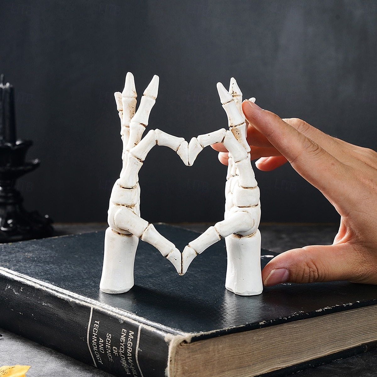 Halloween Resin Skeleton Heart Hands Decor, Skull Head with Skeleton Hands Forming Heart Shape, Spooky Tabletop Decoration for Halloween Party and Home Holiday Display 2025 - $17.49 –P10