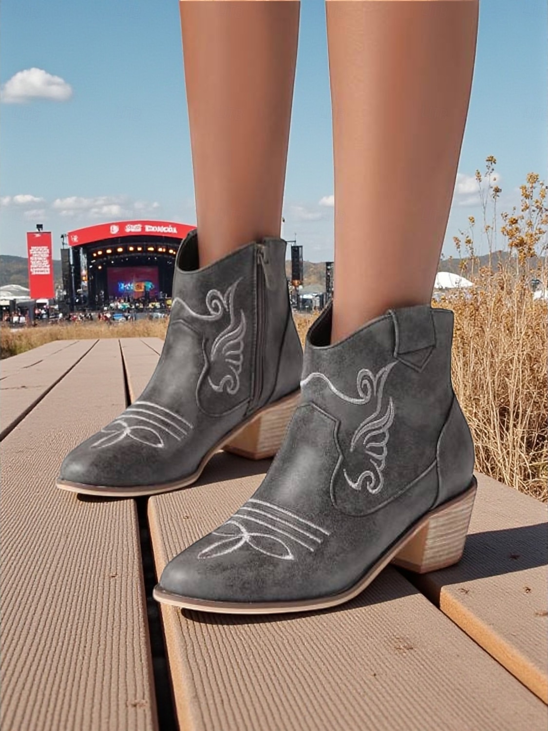 női világoskék velúr western bokacsizma – hímzett, hegyes orrú cowboy csizma country koncertekre, fesztiválokra és szabadtéri őszi szettekhez 2025 - $54.99 –P8