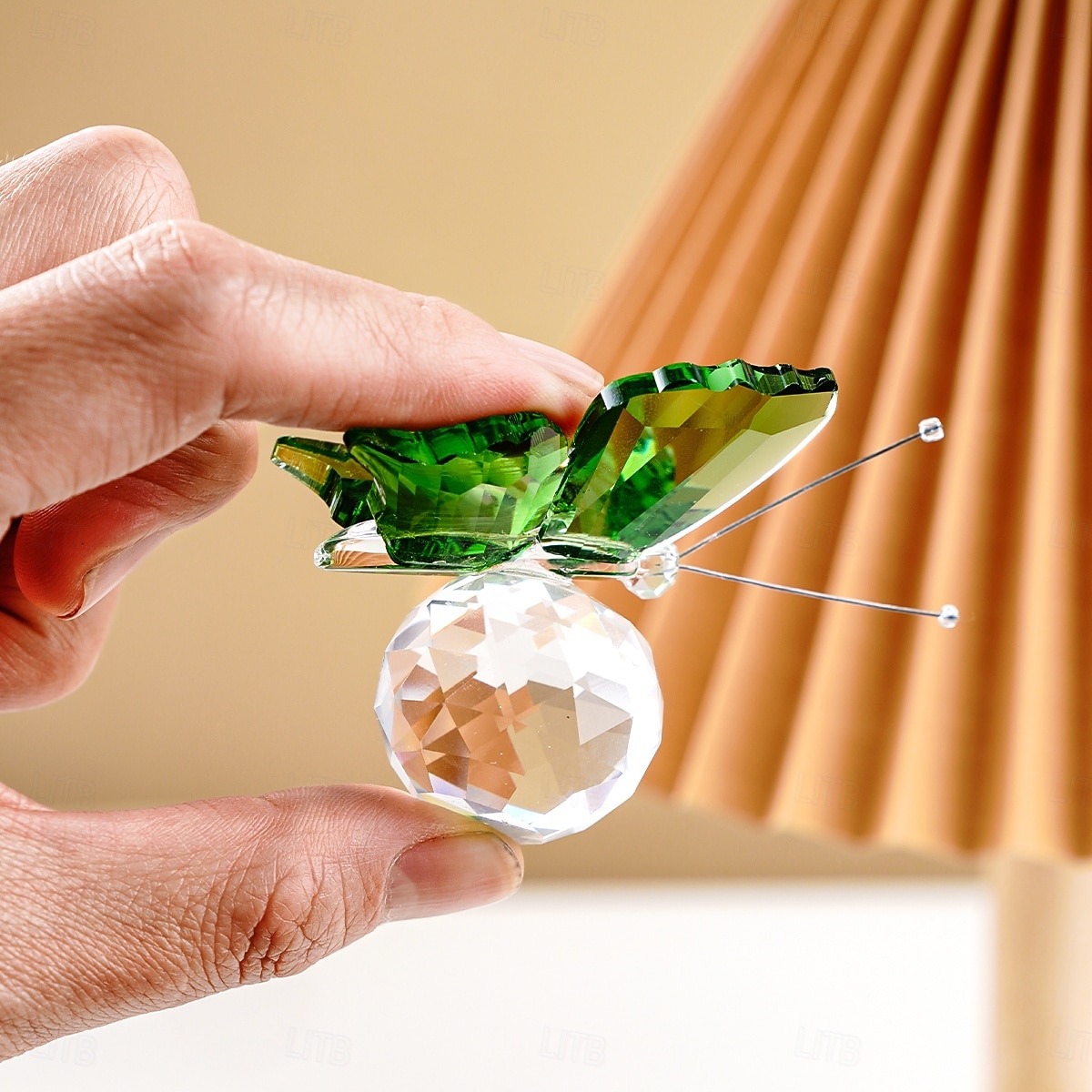 kristályüveg pillangófigura átlátszó gömb alakú talppal, elegáns üveg állatszobor lakberendezéshez, átlátszó pillangó dísz polcra, asztalra vagy ajándéktárgynak 2026 - $10.99 –P11