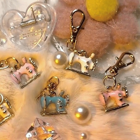 Lot de 4 mini porte-clés pour machine à coudre, un point de mémoire et de signification, pendentif vintage en alliage de zinc et strass, pour sac à main, sac à main, breloque, cadeau de 2025 ? $6.49 –P5