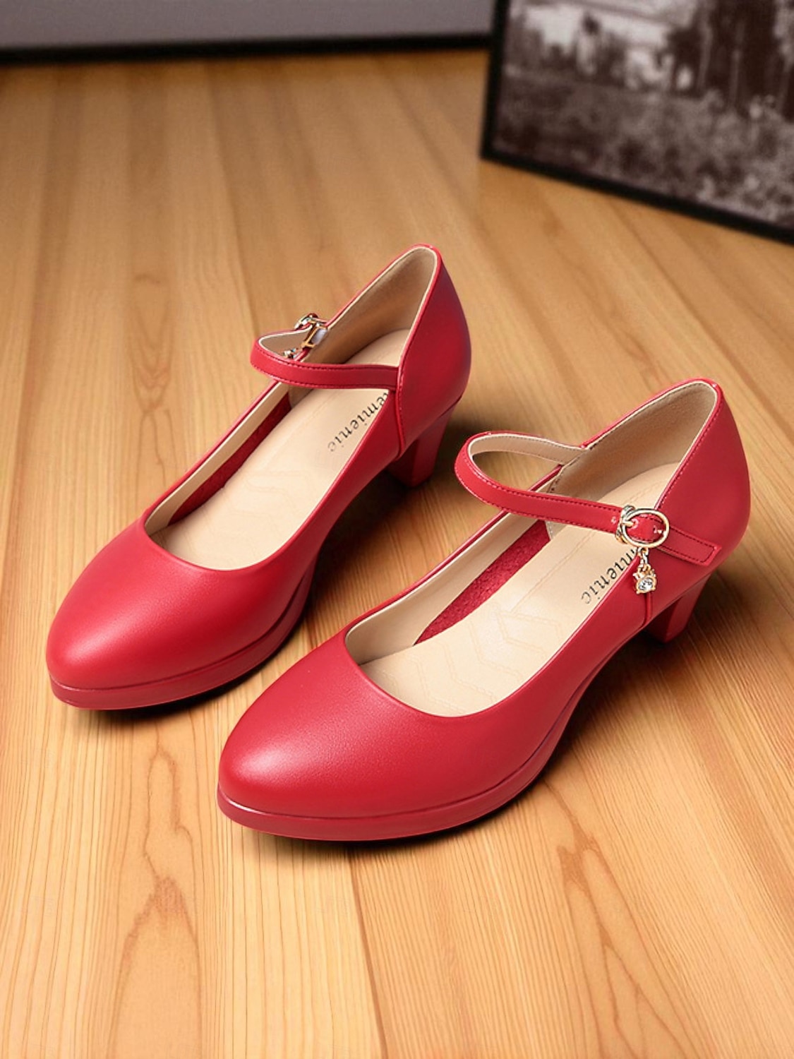 Escarpins Mary Jane rouges à talon moyen pour femmes – chaussures habillées classiques à bout rond avec bride à la cheville et breloque pour dames, idéales pour le bureau, l'église ou les événements semi-formels de 2025 ? $42.99 –P2