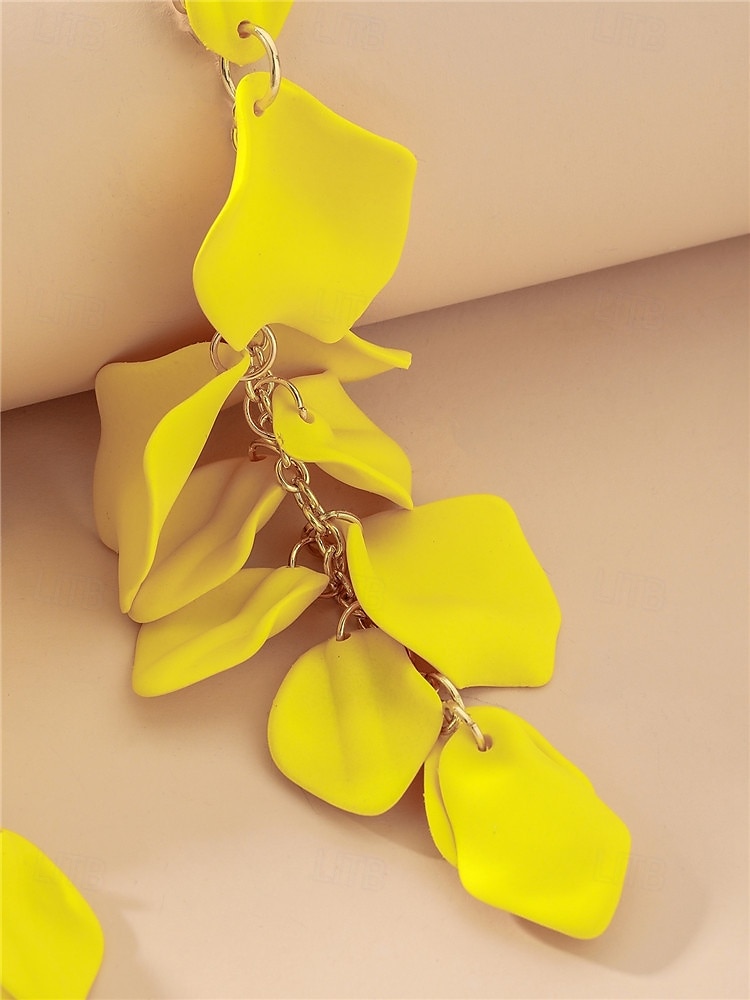 Boucles d'oreilles pendantes en satin rouge pour femmes - design élégant en pétales superposés pour les fêtes à la mode, les cocktails et les tenues de soirée de 2025 ? $11.99 –P5