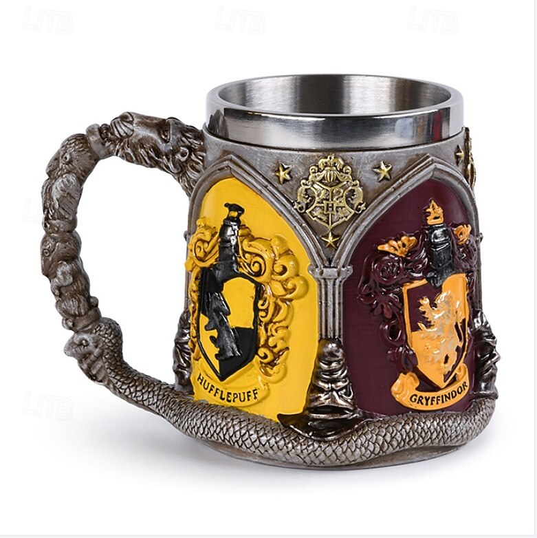 Tazza con emblema del castello magico, boccale da birra retrò in acciaio inossidabile, tazza regalo dell'accademia dei maghi, bicchieri fantasy per fan e collezionisti del 2025 a $22.99 –P5