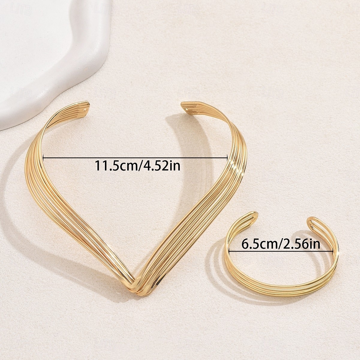 Ensemble de bijoux géométriques plaqués or pour femmes - collier moderne en forme de V superposé et bracelet manchette ouvert pour dames, idéal pour les cocktails, les événements professionnels et les de 2025 ? $14.99 –P1