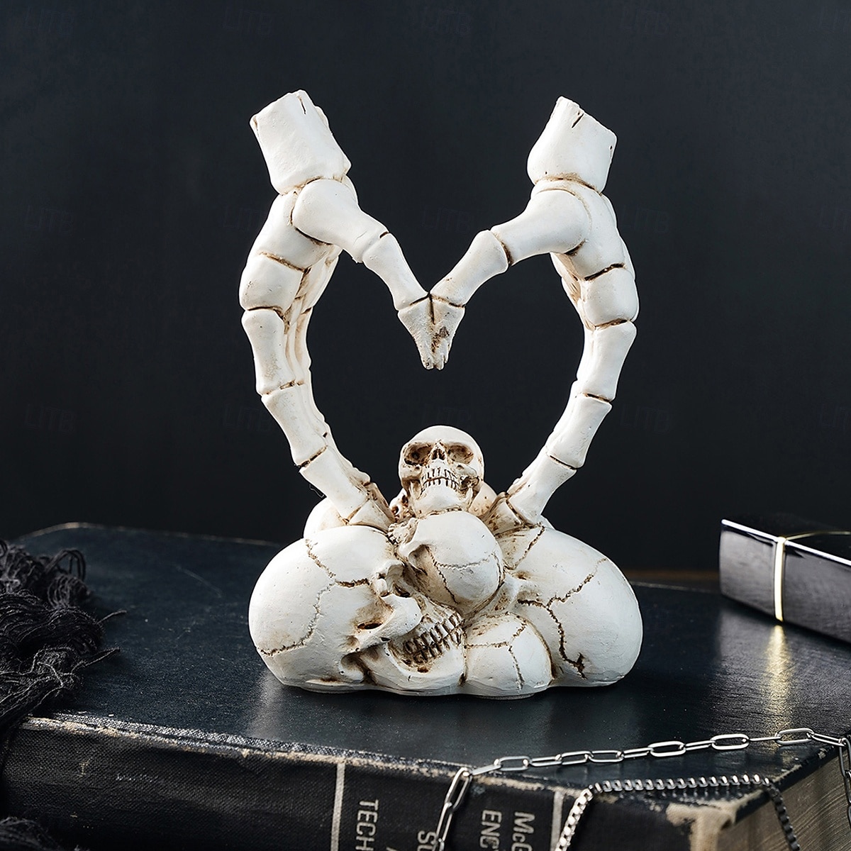 Halloween Resin Skeleton Heart Hands Decor, Skull Head with Skeleton Hands Forming Heart Shape, Spooky Tabletop Decoration for Halloween Party and Home Holiday Display 2025 - $17.49 –P5