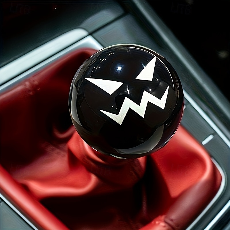 1 pomello del cambio in acrilico a forma di diavolo di Halloween, resistente, nero con design di espressione bianca, divertente accessorio per interni auto, regalo ideale, articolo per interni a tema del 2025 a $21.99 –P4