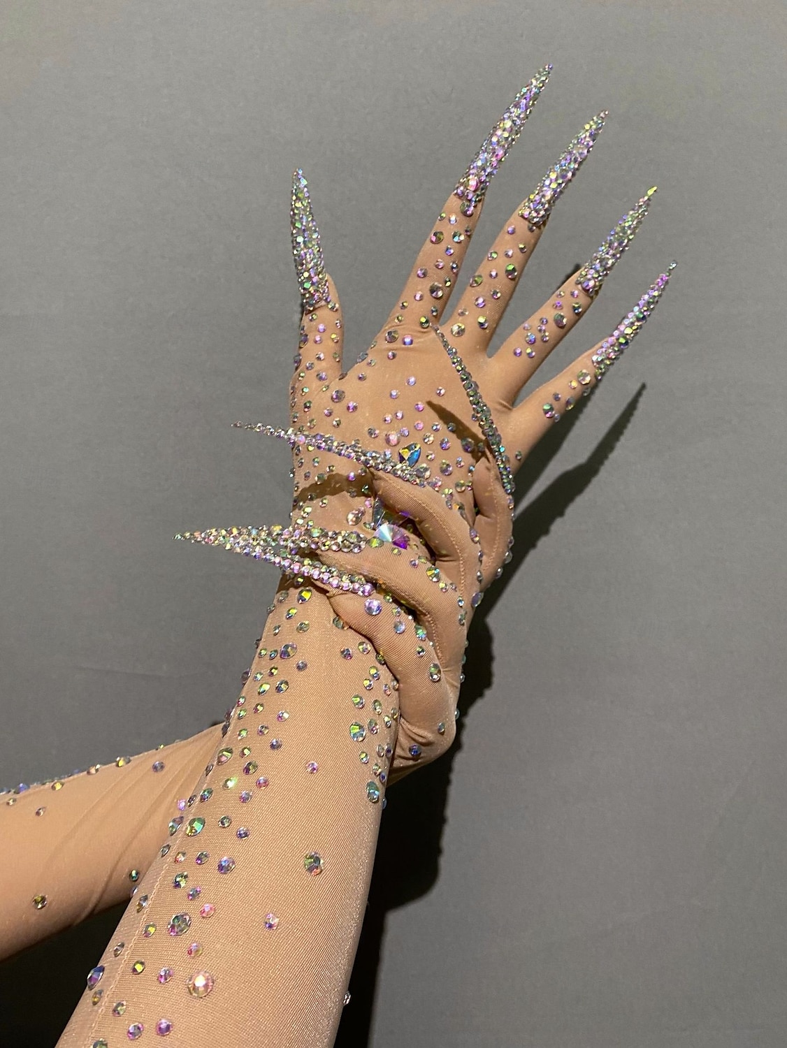 Glitzernde Handschuhe mit Strasssteinen für Damen, lang, glitzernd, Netzstoff, durchsichtig, Ellenbogenlänge, Opernhandschuhe mit Nägeln, hautfarben, Einheitsgröße 2025 - $85.99 –P3