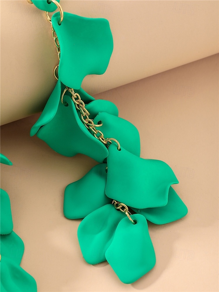 Boucles d'oreilles pendantes en satin rouge pour femmes - design élégant en pétales superposés pour les fêtes à la mode, les cocktails et les tenues de soirée de 2025 ? $11.99 –P7