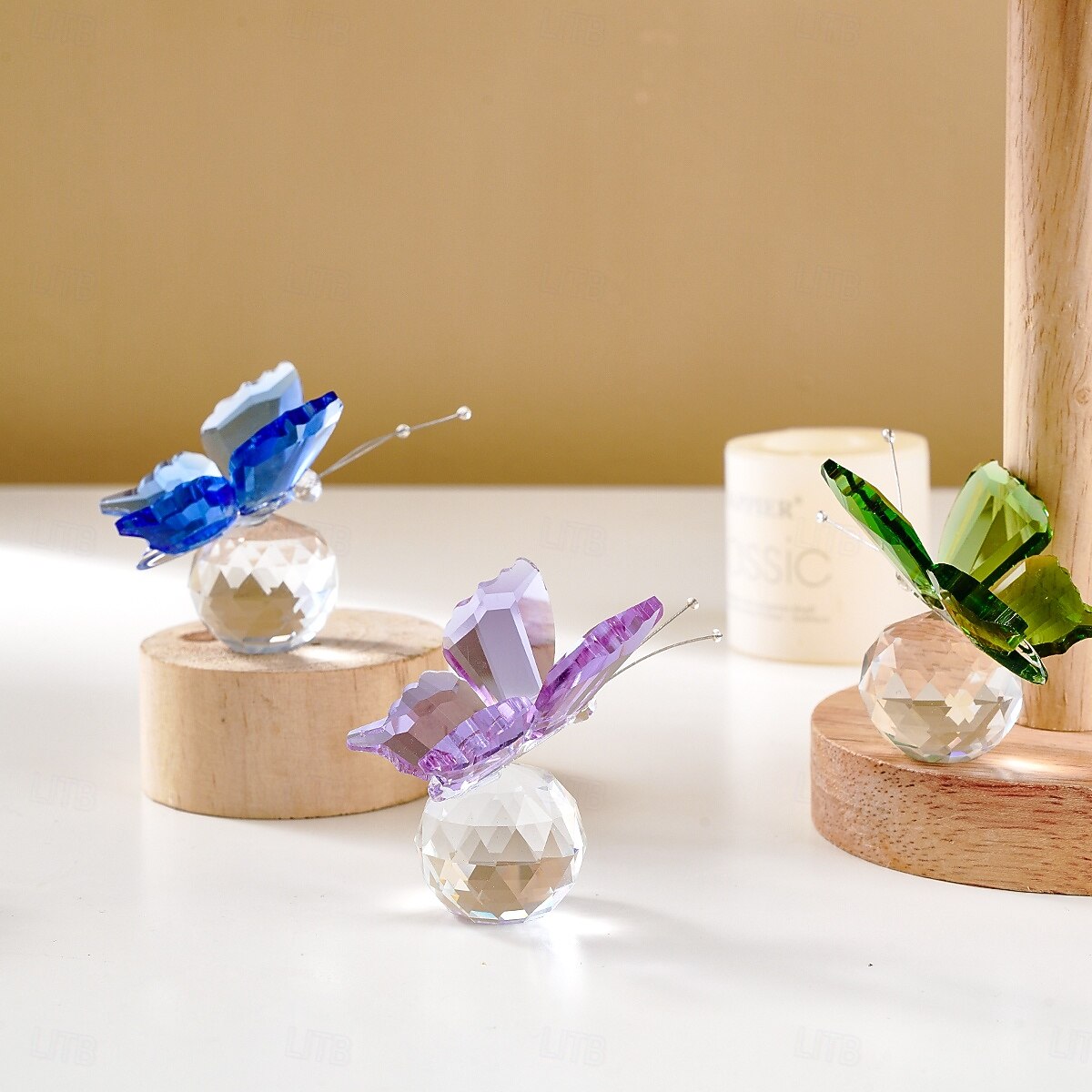 kristályüveg pillangófigura átlátszó gömb alakú talppal, elegáns üveg állatszobor lakberendezéshez, átlátszó pillangó dísz polcra, asztalra vagy ajándéktárgynak 2026 - $10.99 –P6
