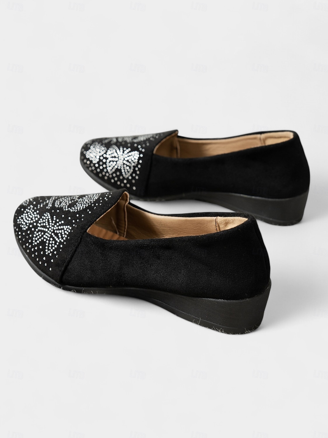 Mocassins en daim noir à tête de mort pour femme – Chaussures plates gothiques à enfiler ornées de strass, chaussures confortables de style punk rock pour les fêtes d'Halloween, les concerts et les sorties décontractées de 2025 ? $19.99 –P3