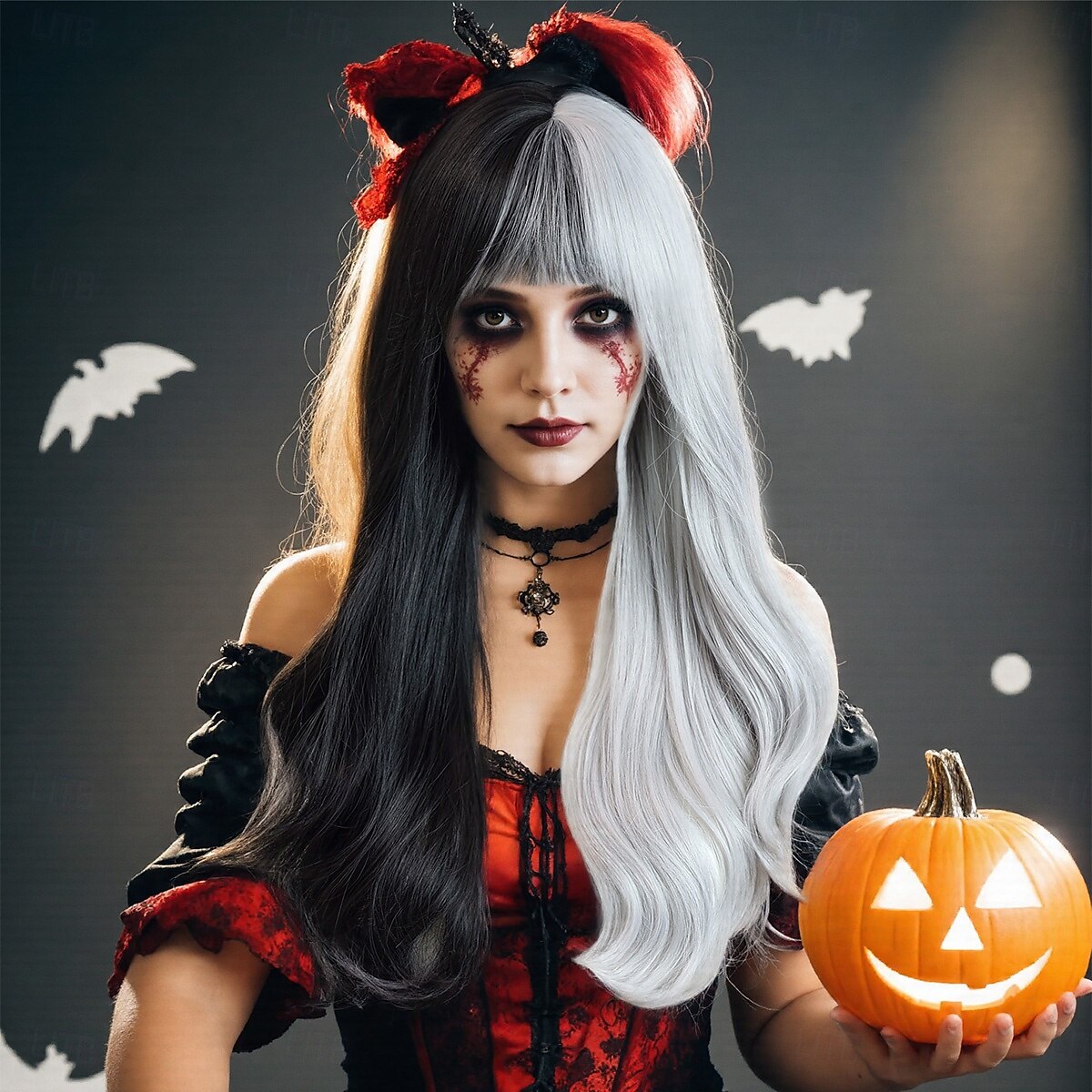 Parrucca ondulata nera e grigia da 24 pollici per donna: capelli bicolore alla moda con frangia, perfetta per costumi di Halloween e moda quotidiana del 2025 a $33.99 –P2