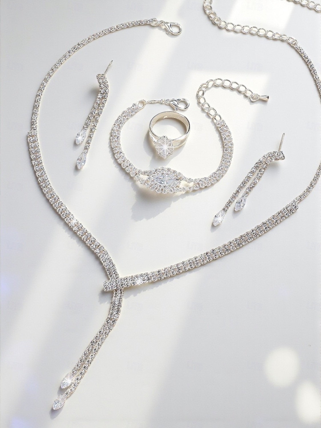 Ensemble de bijoux de luxe en strass pour femmes - élégant collier en argent, bracelet, boucles d'oreilles et bague, accessoires scintillants pour les soirées dansantes et les cocktails de 2025 ? $14.99 –P1