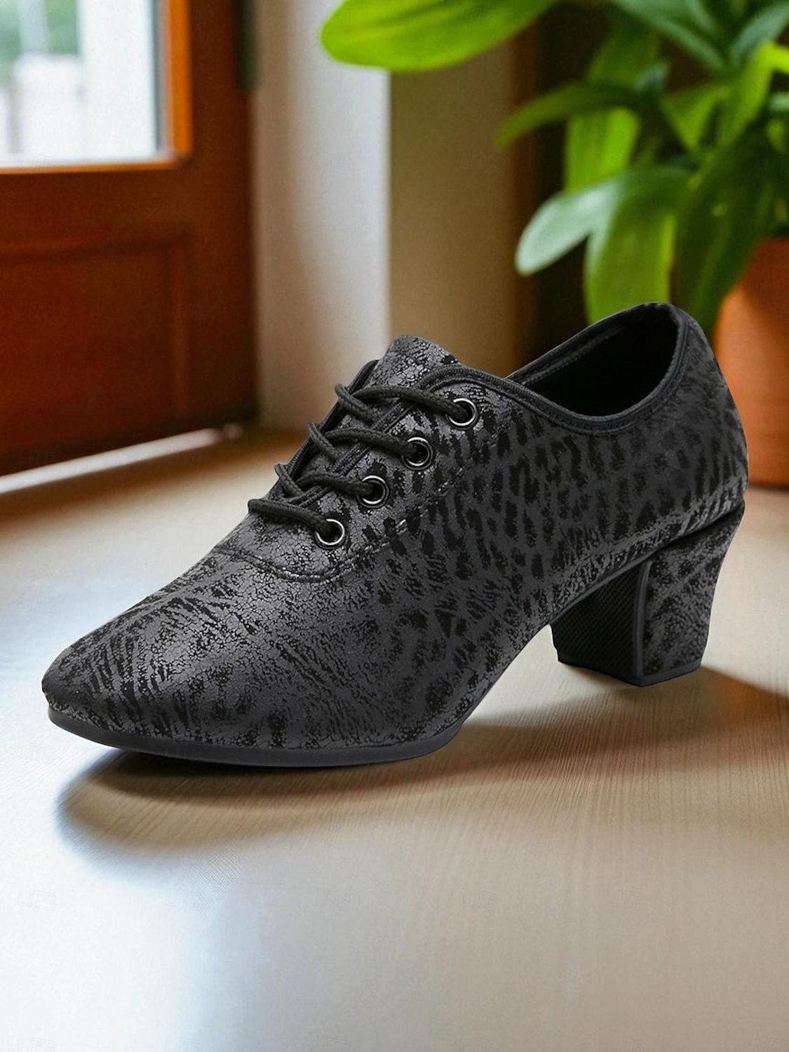 Chaussures de danse à lacets noires à motif léopard pour femmes - Chaussures de jazz professionnelles à talon bas pour danseuses et entraînement en studio de 2025 ? $34.99 –P1