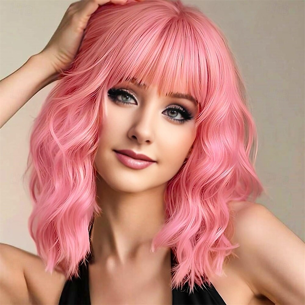 Perruques roses courtes ondulées, perruque pastel avec frange, cheveux synthétiques mi-longs pour femmes et filles, perruque de cosplay colorée en fibre synthétique résistante à la chaleur pour une de 2025 ? $23.99 –P1