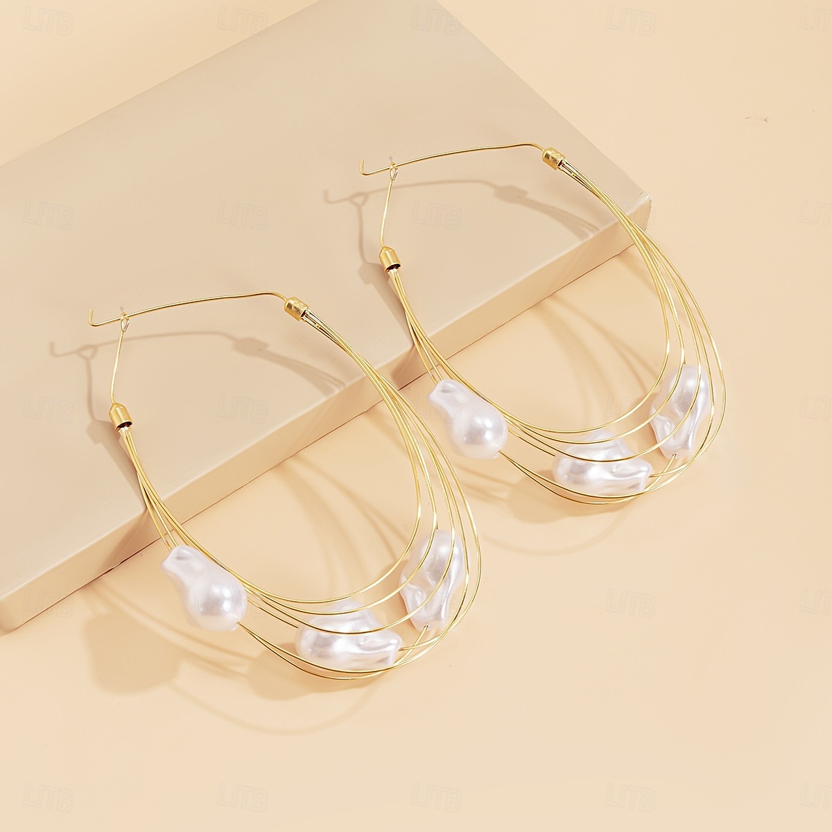 Boucles d'oreilles créoles surdimensionnées en fil d'or pour femmes avec gouttes de perles irrégulières - bijoux de déclaration artistique pour les fêtes de mode et les événements branchés de 2025 ? $14.99 –P2
