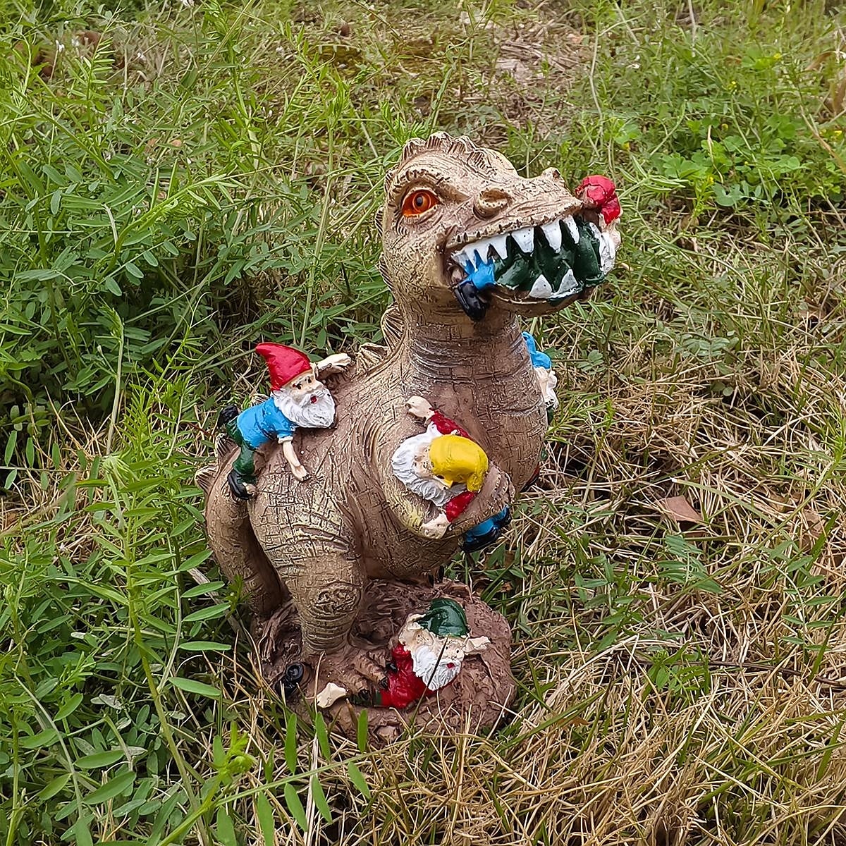 Статуэтка гнома, хватающего динозавра, из смолы, забавное украшение в виде садового гнома для двора или дома, креативный подарок из смолы для любителей динозавров и декора сада 2026 - $19.99 –P6