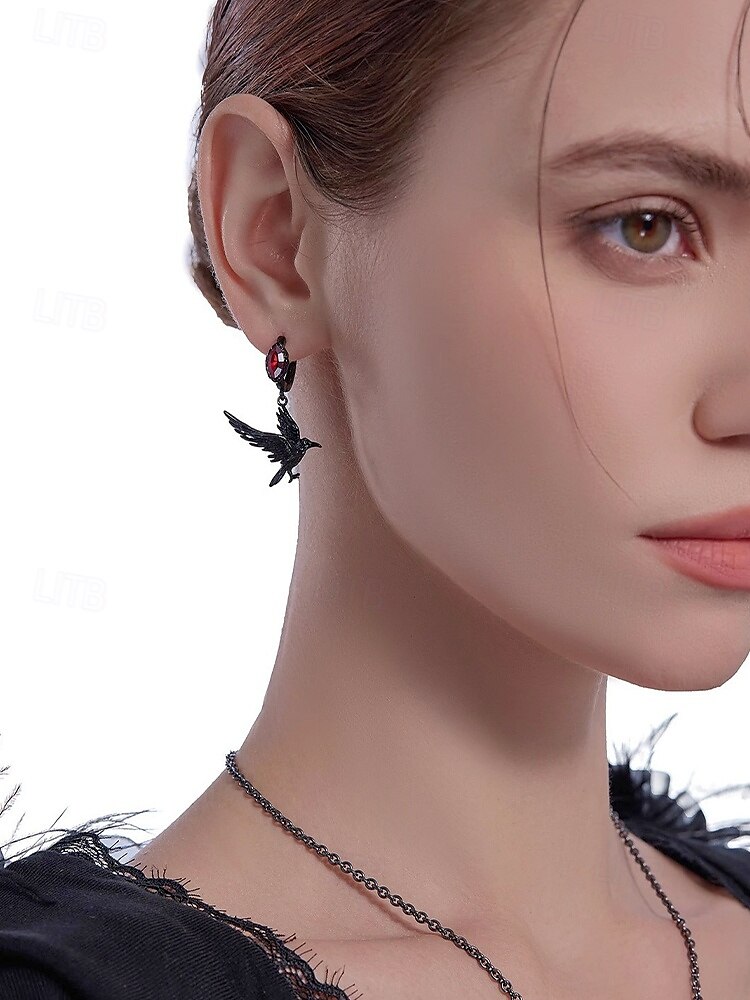 Boucles d'oreilles pendantes gothiques en forme de corbeau pour femme avec pierre précieuse rouge – Bijoux d'Halloween légers en alliage pour fêtes, cosplay et accessoires de costume de 2025 ? $9.99 –P2