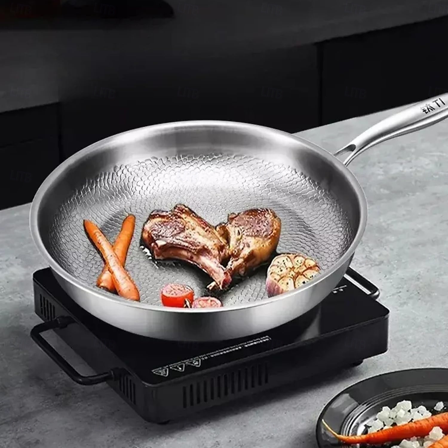 padella martellata in titanio pro con coperchio, padelle antiaderenti multifunzionali ultra resistenti e antigraffio per cucinare in cucina del 2025 a $67.99 –P5