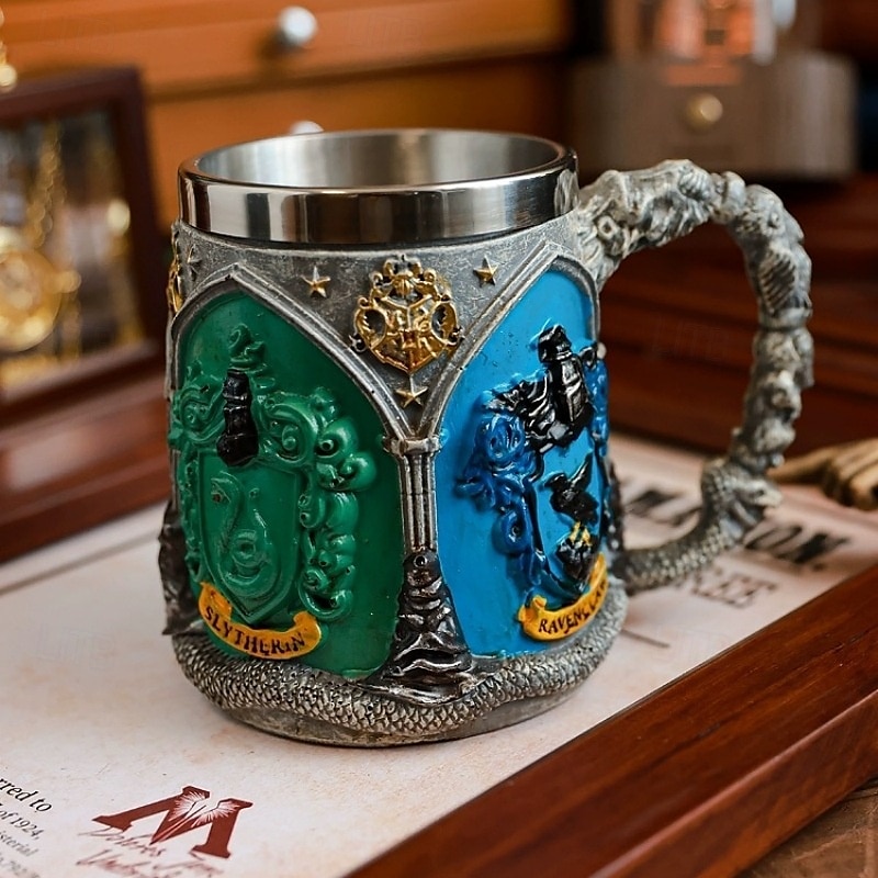 Tazza con emblema del castello magico, boccale da birra retrò in acciaio inossidabile, tazza regalo dell'accademia dei maghi, bicchieri fantasy per fan e collezionisti del 2025 a $22.99 –P4
