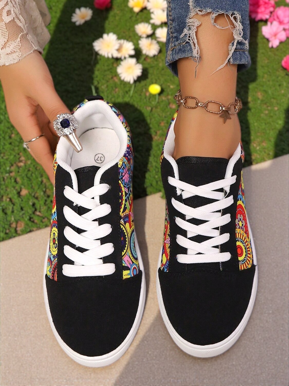 Baskets en toile colorées pour femmes – chaussures à lacets décontractées et légères avec un imprimé artistique vibrant, parfaites pour la marche, les voyages et le style urbain au quotidien de 2025 ? $24.99 –P5