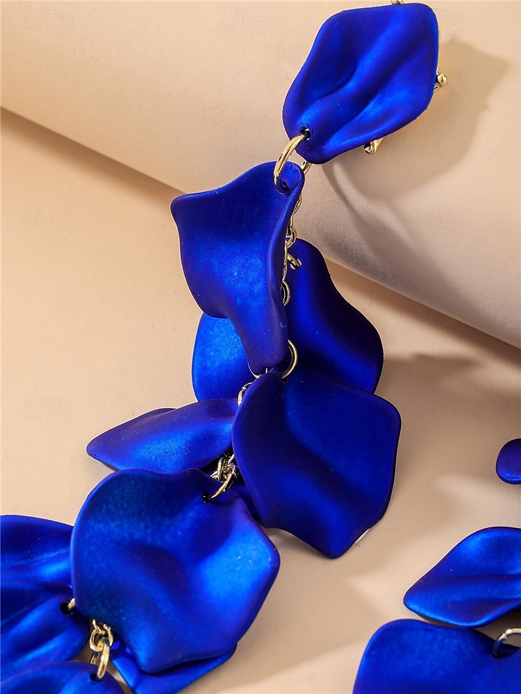 Boucles d'oreilles pendantes en satin rouge pour femmes - design élégant en pétales superposés pour les fêtes à la mode, les cocktails et les tenues de soirée de 2025 ? $11.99 –P9