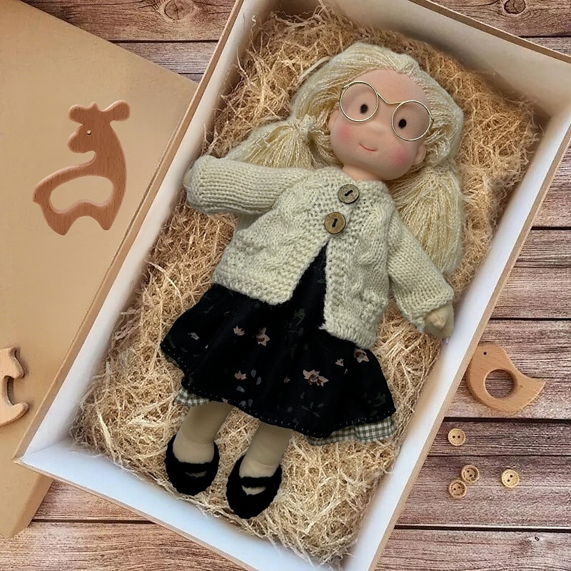 Boneca Waldorf feita à mão para bebês meninas com conjuntos de roupas - boneca de pelúcia macia de 11,8 polegadas para crianças pequenas, presente de Natal ideal para crianças de 2025 por $55.99 –P1