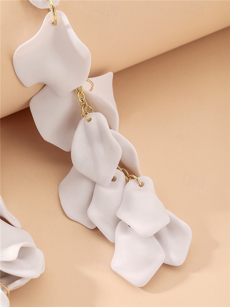 Boucles d'oreilles pendantes en satin rouge pour femmes - design élégant en pétales superposés pour les fêtes à la mode, les cocktails et les tenues de soirée de 2025 ? $11.99 –P8