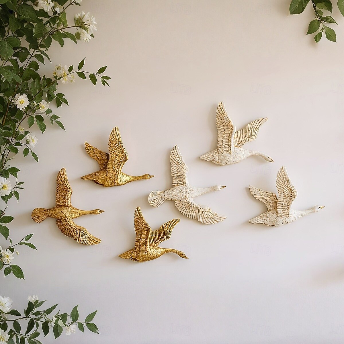 Decoração de parede de ganso voador de resina dourada e branca, design de asas abertas para decoração de parede de casa, perfeito para salas de jantar, casamentos, festas e outros espaços internos de 2025 por $22.99 –P1
