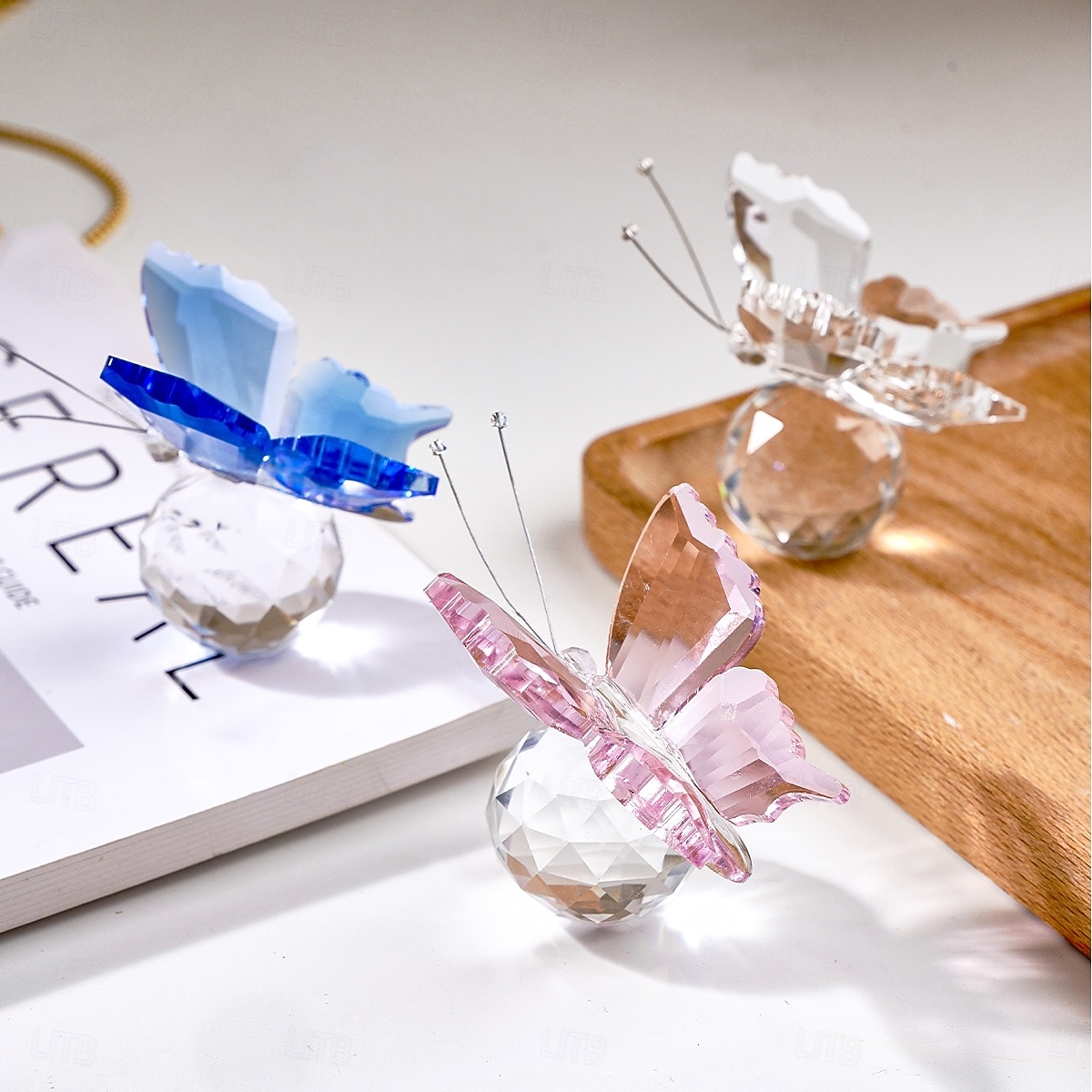 kristályüveg pillangófigura átlátszó gömb alakú talppal, elegáns üveg állatszobor lakberendezéshez, átlátszó pillangó dísz polcra, asztalra vagy ajándéktárgynak 2026 - $10.99 –P10