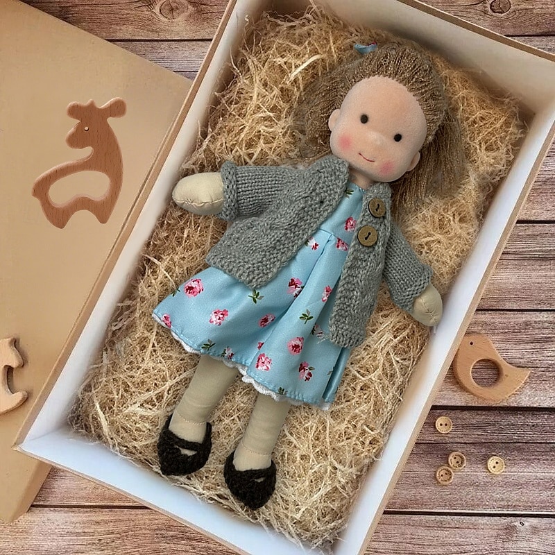 Boneca Waldorf feita à mão para bebês meninas com conjuntos de roupas - boneca de pelúcia macia de 11,8 polegadas para crianças pequenas, presente de Natal ideal para crianças de 2025 por $55.99 –P1