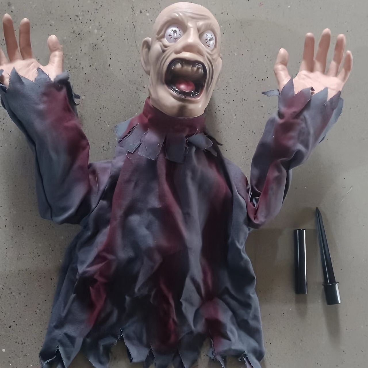 1 τεμάχιο πασσάλους γκαζόν με ζόμπι για το Halloween, μεγάλα τρομακτικά στηρίγματα με έλεγχο ήχου με ενεργοποίηση κίνησης, παραδοσιακό στυλ, πλαστικό και τζιν υλικό, εξωτερικές τρομακτικές 2025 - $82.99 –P11