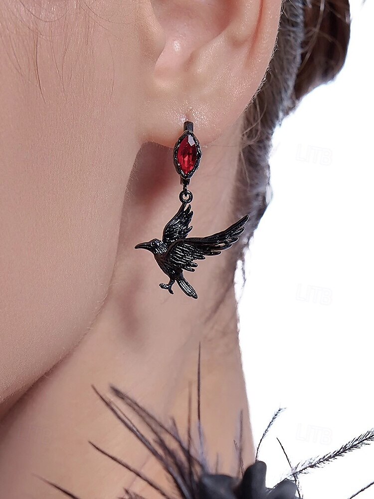 Boucles d'oreilles pendantes gothiques en forme de corbeau pour femme avec pierre précieuse rouge – Bijoux d'Halloween légers en alliage pour fêtes, cosplay et accessoires de costume de 2025 ? $9.99 –P3