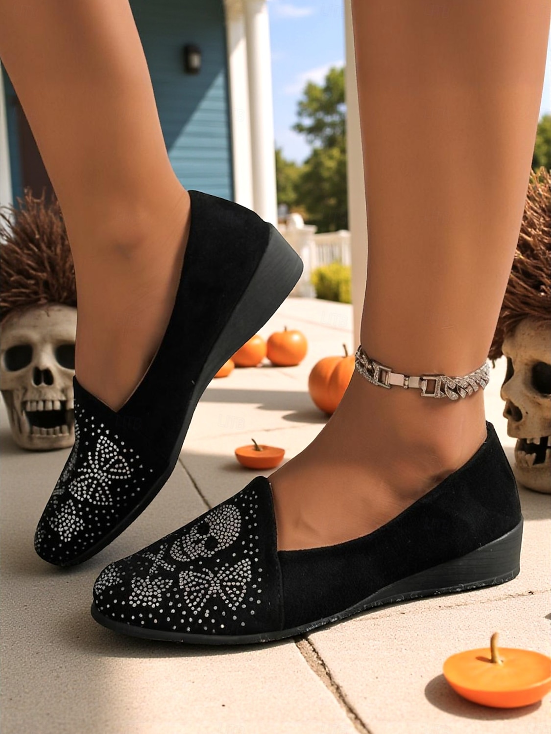 Mocassins en daim noir à tête de mort pour femme – Chaussures plates gothiques à enfiler ornées de strass, chaussures confortables de style punk rock pour les fêtes d'Halloween, les concerts et les sorties décontractées de 2025 ? $19.99 –P1