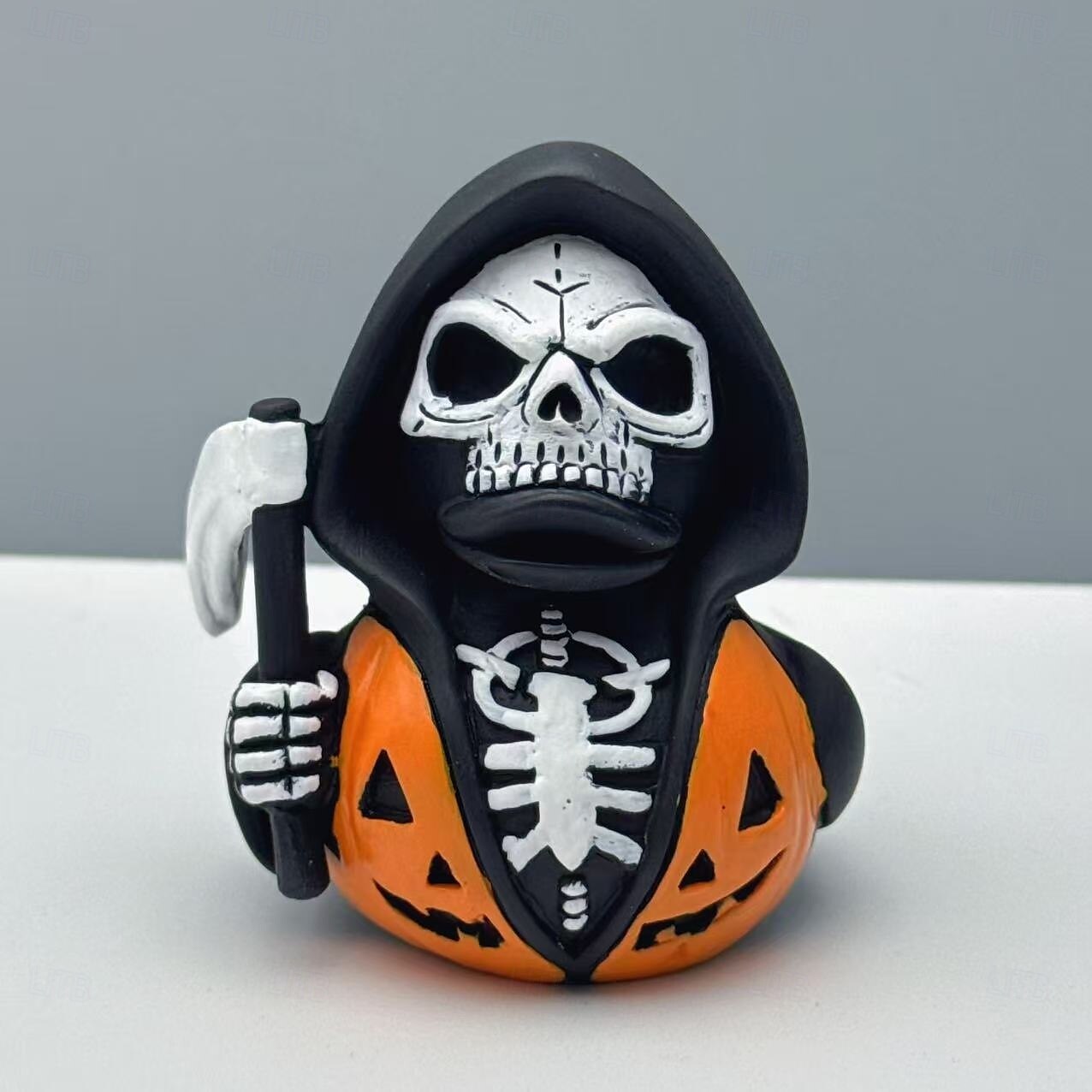 Statuetta in resina a forma di anatra con falce della morte per Halloween, statua di anatra con dettagli di drago, ornamento fantasy gotico a forma di anatra per decorazioni spettrali per la casa o del 2025 a $16.99 –P2
