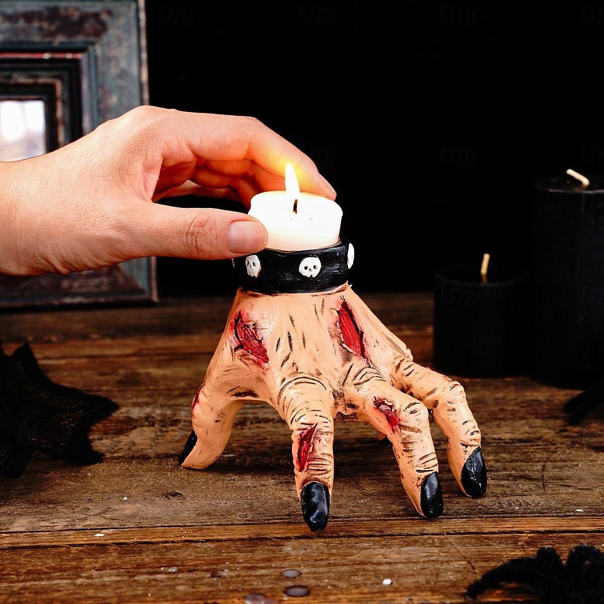 Portacandele a forma di mano di zombie per Halloween, scultura in resina da 4 pollici con base per candele a forma di mano mozzata, inquietante accessorio di scena per casa infestata per feste o del 2025 a $18.99 –P8