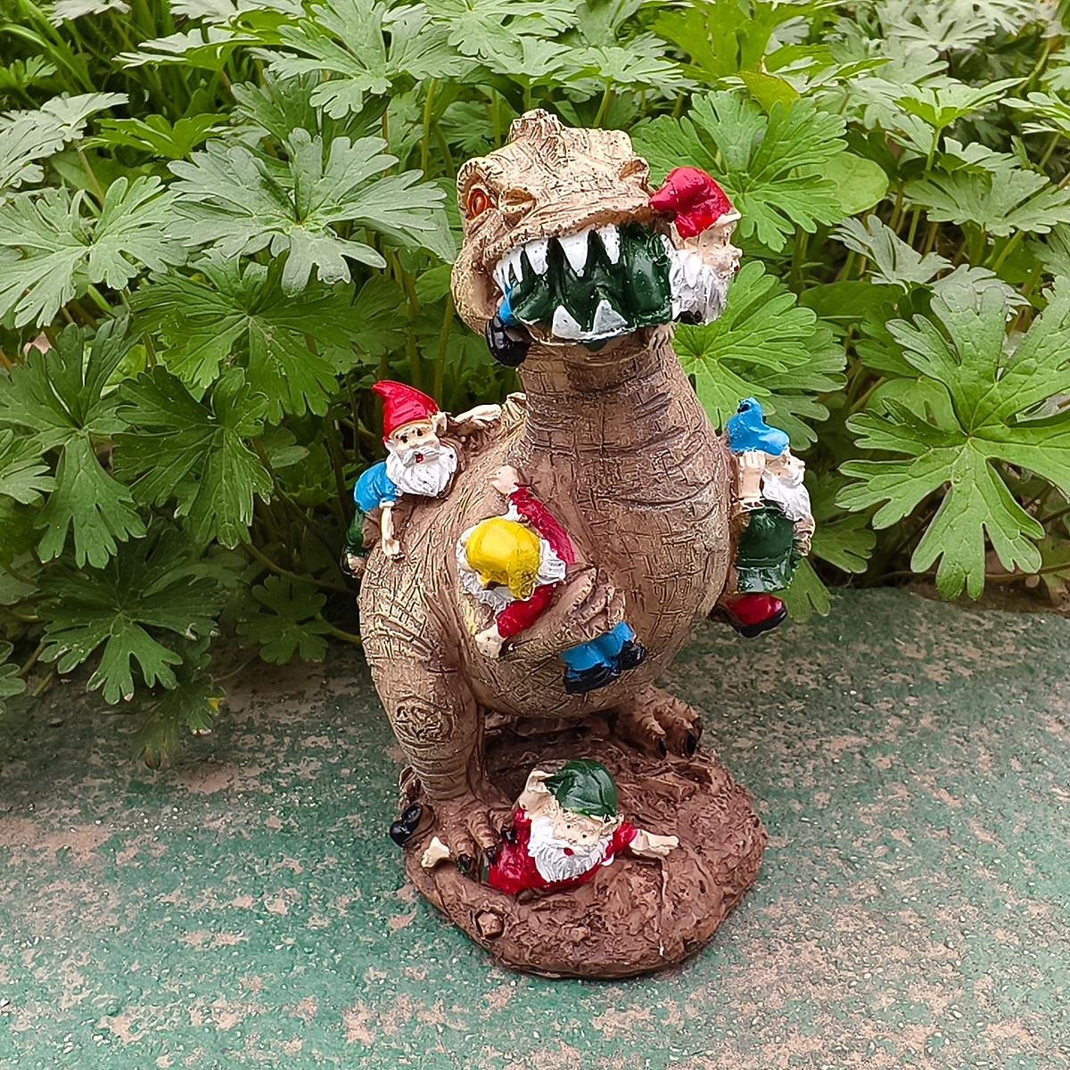 Статуэтка гнома, хватающего динозавра, из смолы, забавное украшение в виде садового гнома для двора или дома, креативный подарок из смолы для любителей динозавров и декора сада 2026 - $19.99 –P5