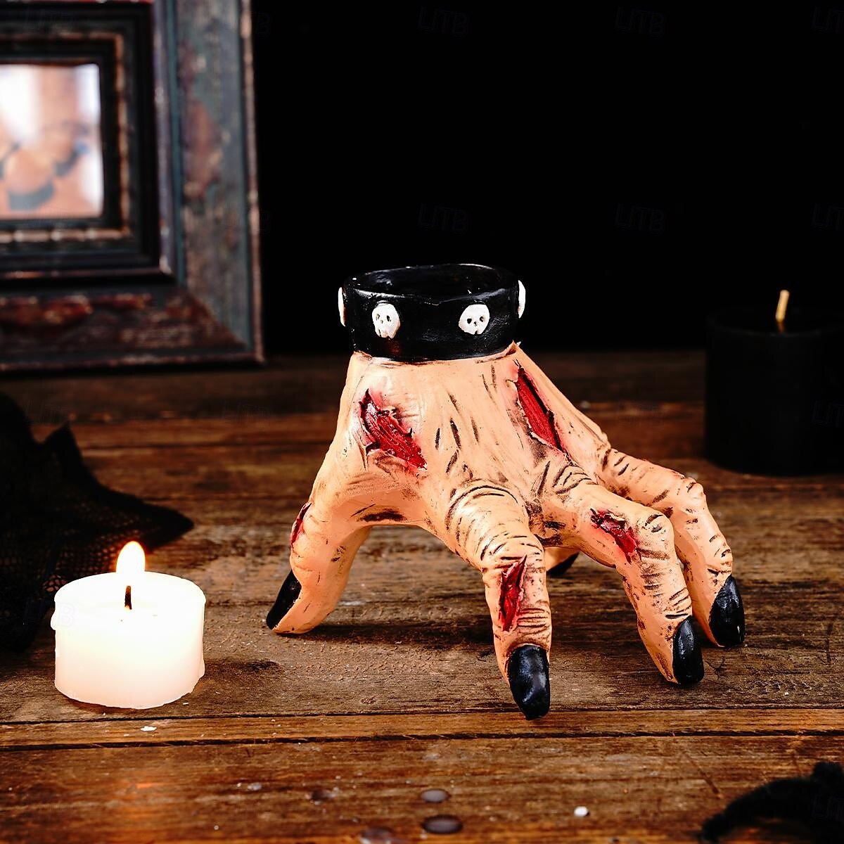 Portacandele a forma di mano di zombie per Halloween, scultura in resina da 4 pollici con base per candele a forma di mano mozzata, inquietante accessorio di scena per casa infestata per feste o del 2025 a $18.99 –P5
