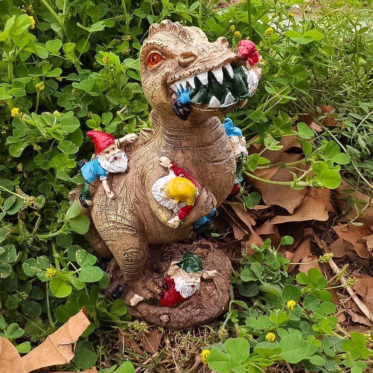 Статуэтка гнома, хватающего динозавра, из смолы, забавное украшение в виде садового гнома для двора или дома, креативный подарок из смолы для любителей динозавров и декора сада 2026 - $19.99 –P4