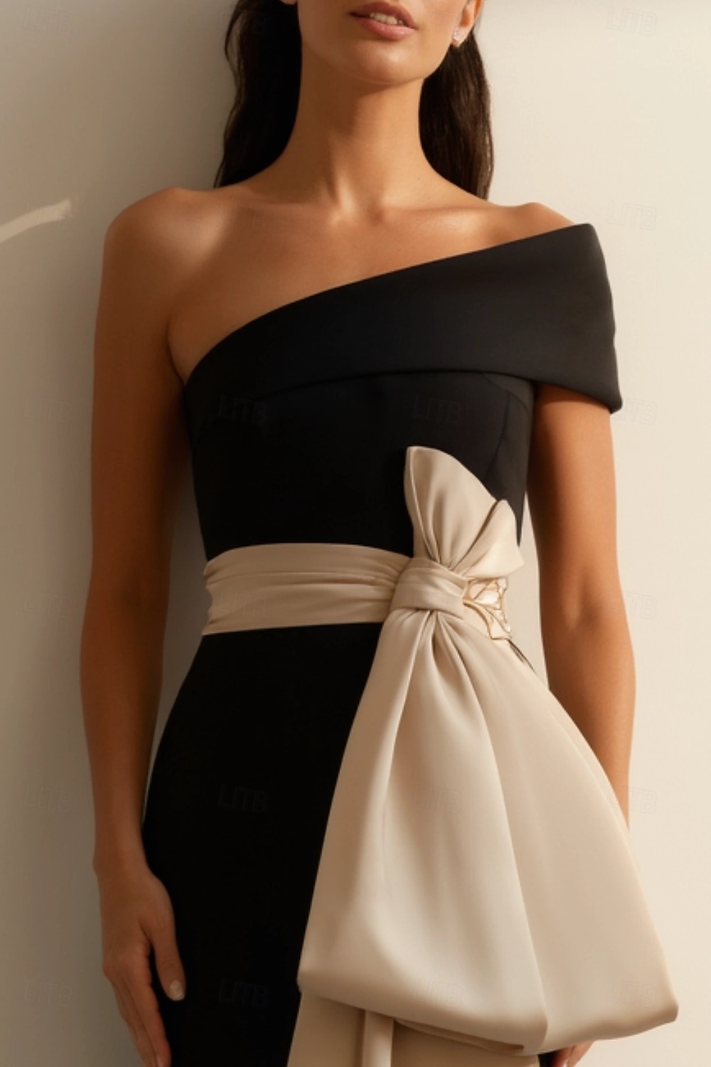 Abito da sera elegante a sirena con fiocco nero, lungo fino al pavimento, senza maniche, monospalla, in crêpe elasticizzata con fiocco/i 2025 del 2025 a $139.99 –P1