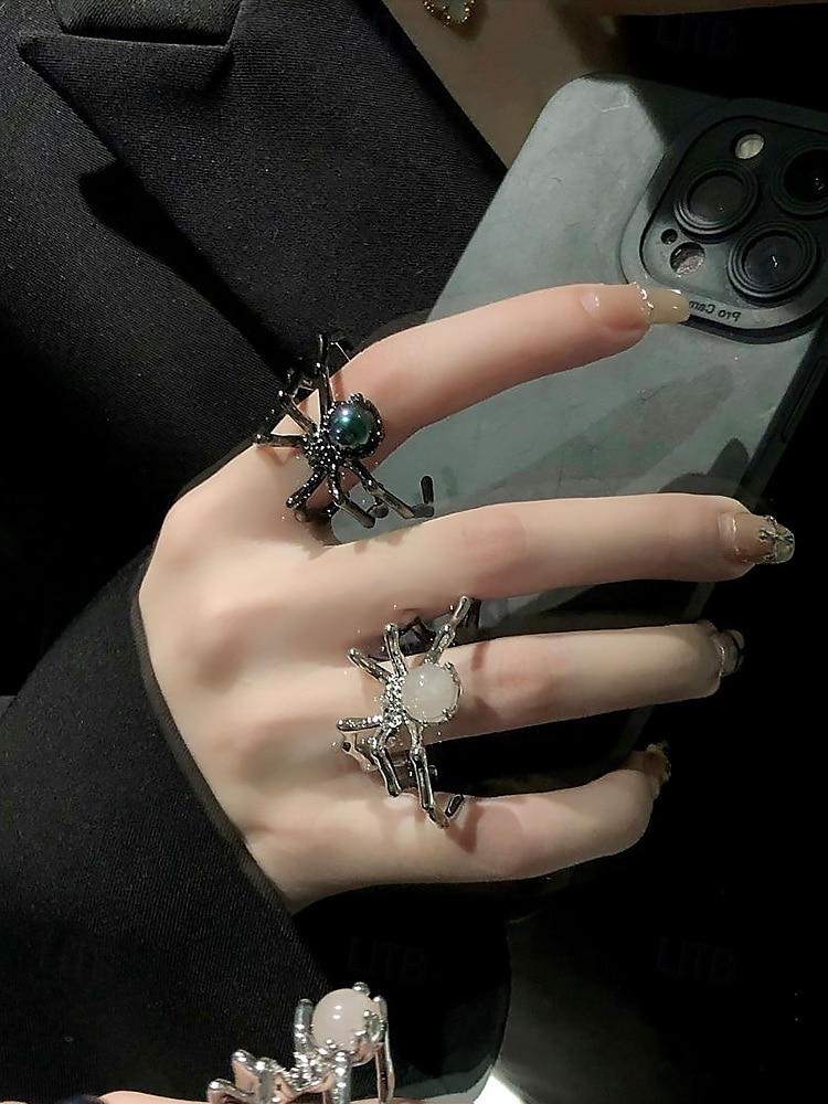 Set di anelli da donna a forma di ragno per Halloween: anelli in lega aperti regolabili con stile punk gotico, design a ragno con gemme bianche e nere per feste in maschera, cosplay e serate spettrali del 2025 a $7.99 –P1