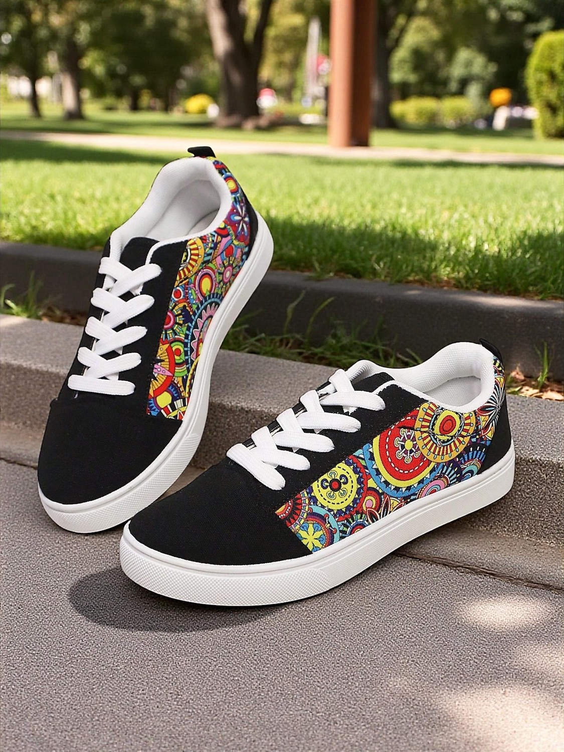 Baskets en toile colorées pour femmes – chaussures à lacets décontractées et légères avec un imprimé artistique vibrant, parfaites pour la marche, les voyages et le style urbain au quotidien de 2025 ? $24.99 –P1