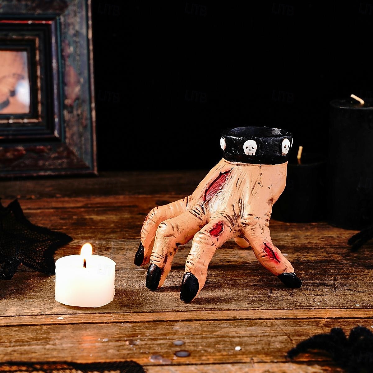Portacandele a forma di mano di zombie per Halloween, scultura in resina da 4 pollici con base per candele a forma di mano mozzata, inquietante accessorio di scena per casa infestata per feste o del 2025 a $18.99 –P3