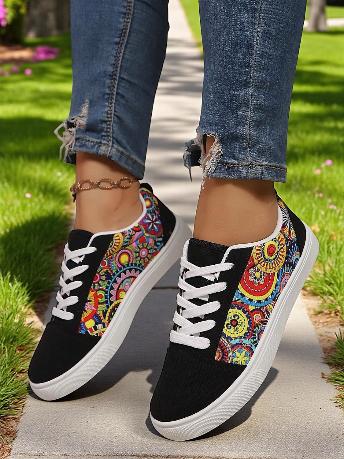 Baskets en toile colorées pour femmes – chaussures à lacets décontractées et légères avec un imprimé artistique vibrant, parfaites pour la marche, les voyages et le style urbain au quotidien de 2025 ? $24.99 –P6