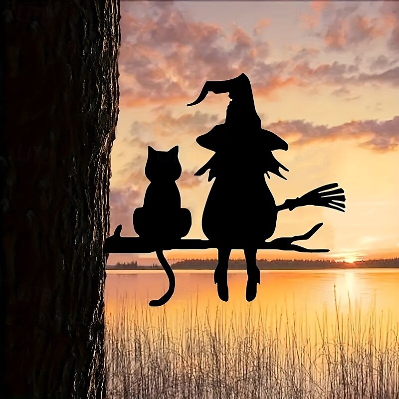 2025年 庭の木の枝に座っているかわいい魔女と猫の金属シルエットの芸術的な装飾1個。ガーデンフェスティバルの装飾に最適です。  コレクション – $27.99 –P1