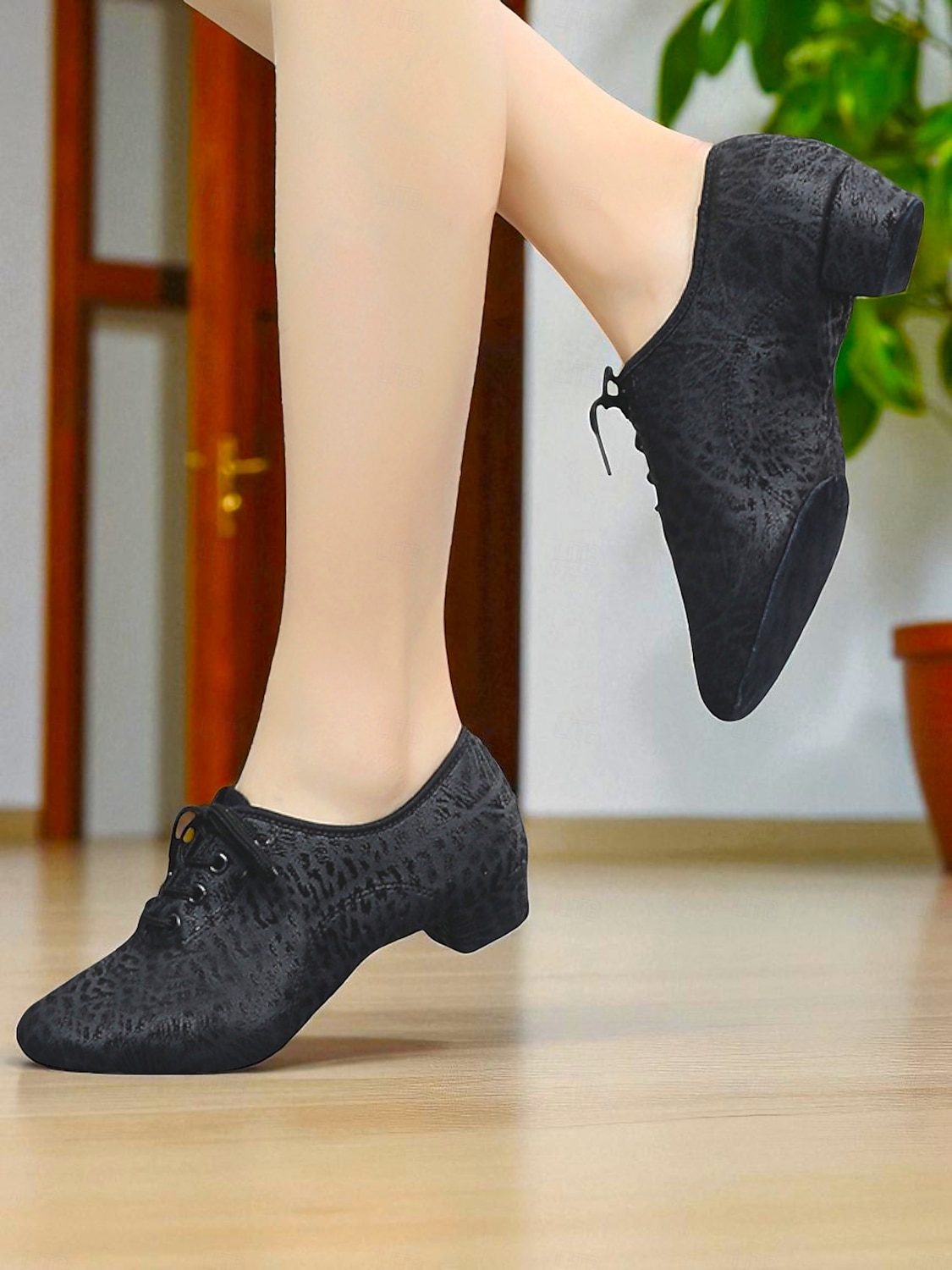 Chaussures de danse à lacets noires à motif léopard pour femmes - Chaussures de jazz professionnelles à talon bas pour danseuses et entraînement en studio de 2025 ? $34.99 –P5